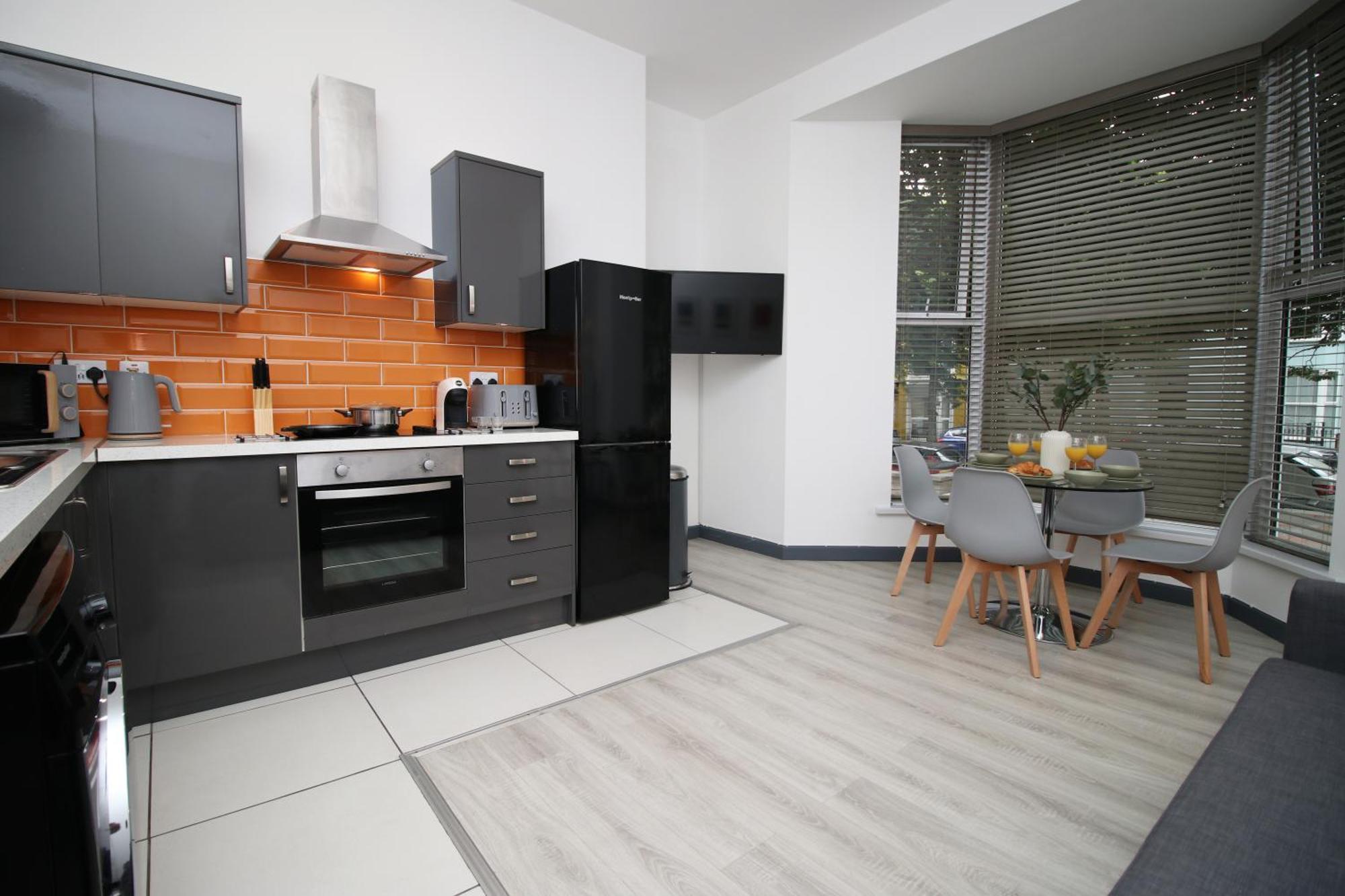 Fully Equipped Kitchen, Parking, City Centre สวอนซี ภายนอก รูปภาพ